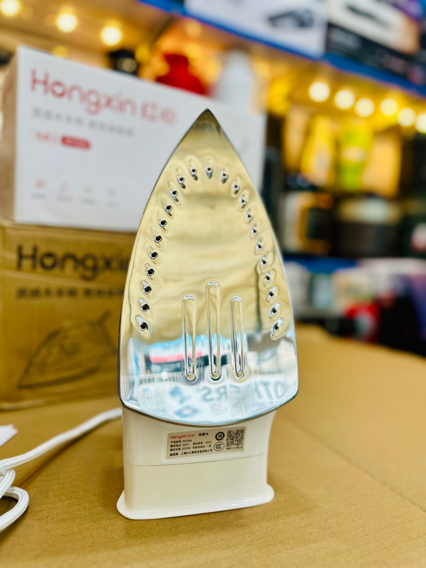 **Hongxin (红心) Electric Steam Iron**