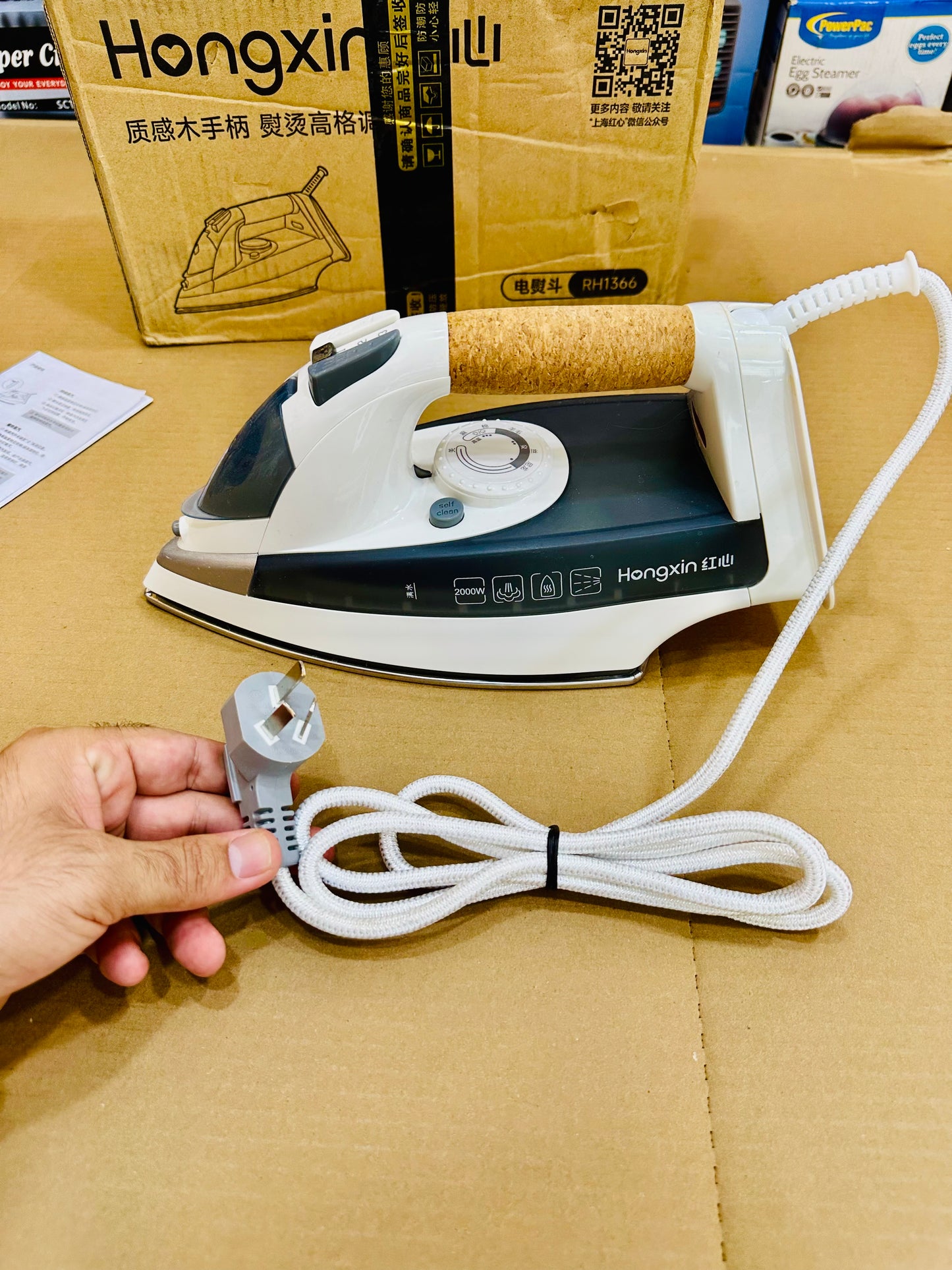 **Hongxin (红心) Electric Steam Iron**